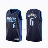Camiseta Dallas Mavericks Kristaps Porzingis #6 Earned 2020-21 Azul