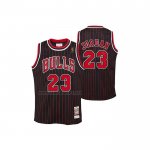 Camiseta Nino Chicago Bulls Michael Jordan NO 23 Mitchell & Ness 1996-97 Negro  Camiseta Nino Chicago Bulls Michael Jordan NO 23 Mitchell & Ness 1996-97 Negro