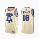 Camiseta Philadelphia 76ers Shake Milton #18 Earned 2020-21 Crema