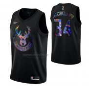 Camiseta Milwaukee Bucks Giannis Antetokounmpo #34 Iridescent Logo Negro