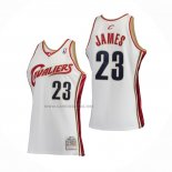 Camiseta Nino Cleveland Cavaliers LeBron James #23 Mitchell & Ness 2003-04 Blanco